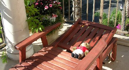 meaniesunbathingla.jpg - 42489 Bytes