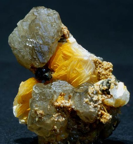 mincerussitewulfenite.jpg - 47764 Bytes