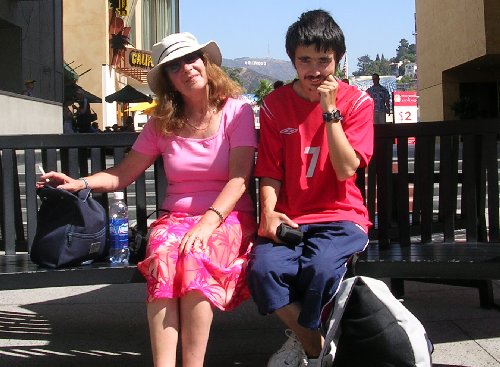 usamepaulhollywoodsm.jpg - 53305 Bytes